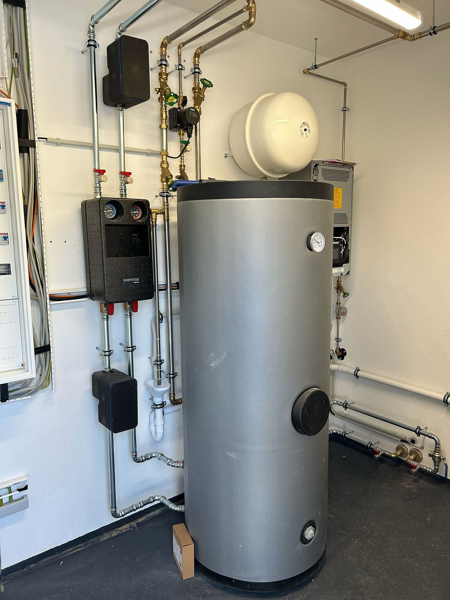 Warmwasserspeicher mit Pumpengruppe, Ausdehnungsgefäß und Rohrleitungen